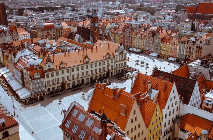 Aufnahme von der Altstadt von Breslau in Polen mit einem Markplatz und farbenfrohen Häusern