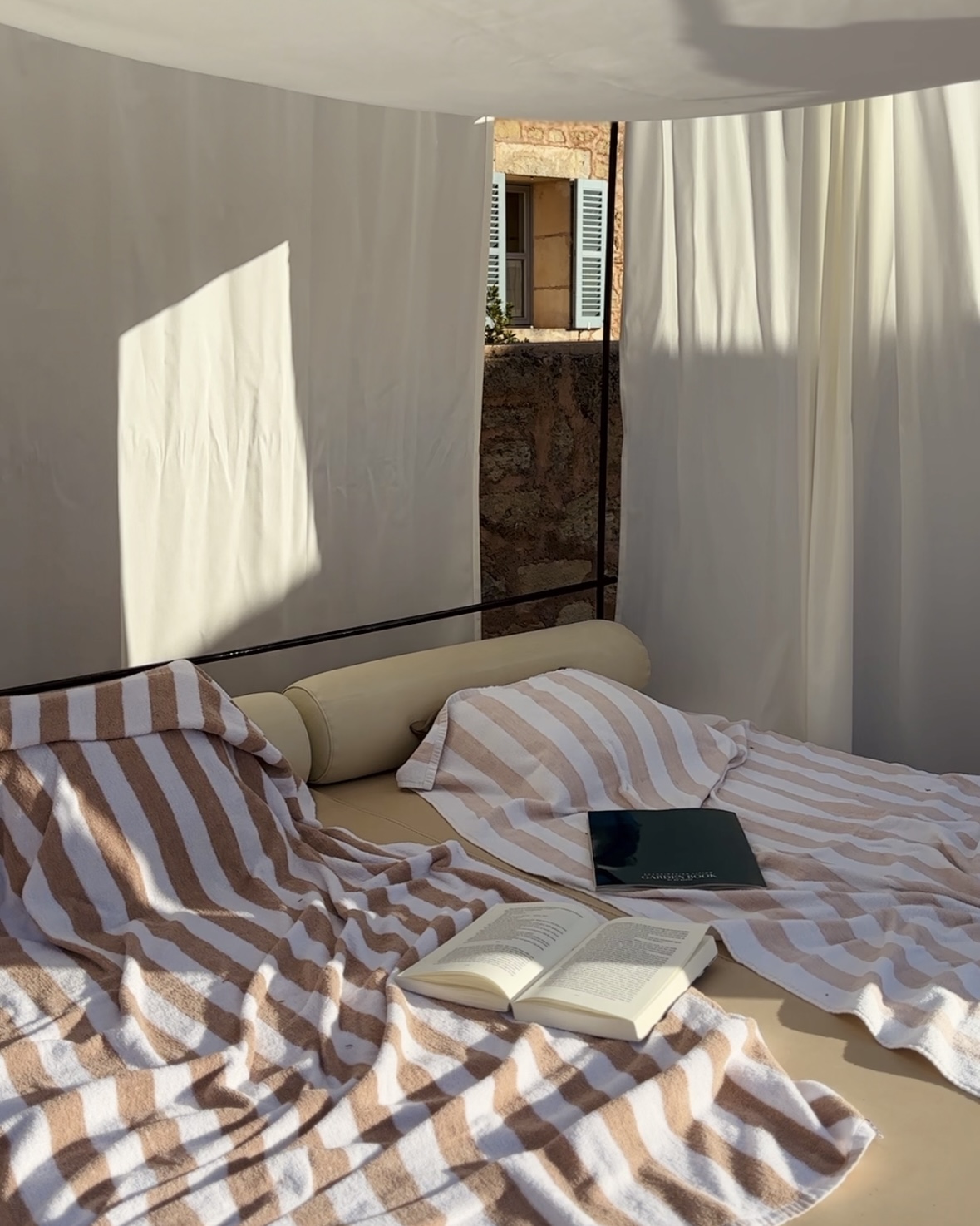 Gemütliche Pool-Liege in sanften Erdtönen am Pool des Das Exterior des Hotel Predi Son Jaumell