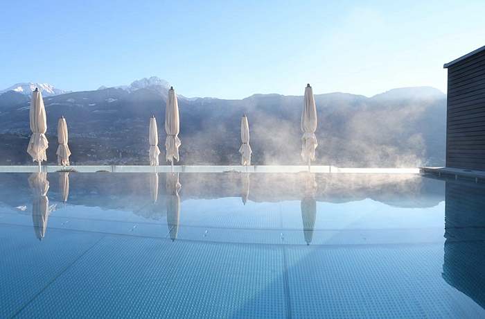 Ausblick aus dem beheizten Salzwasser-Natursteinpool im Hotel Giardino Marling