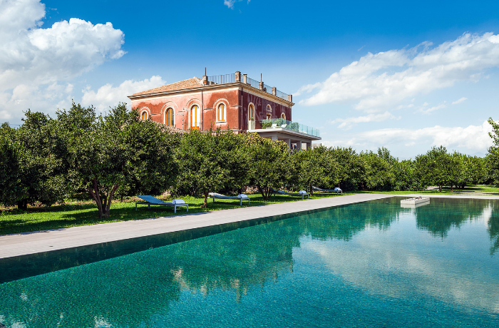 Historisches Landhotel mit großem Pool und mediterranem Garten auf Sizilien.