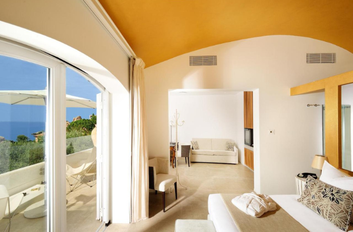 Elegante Hotelsuite mit Terrasse, modernem Design und traumhaftem Meerblick.
