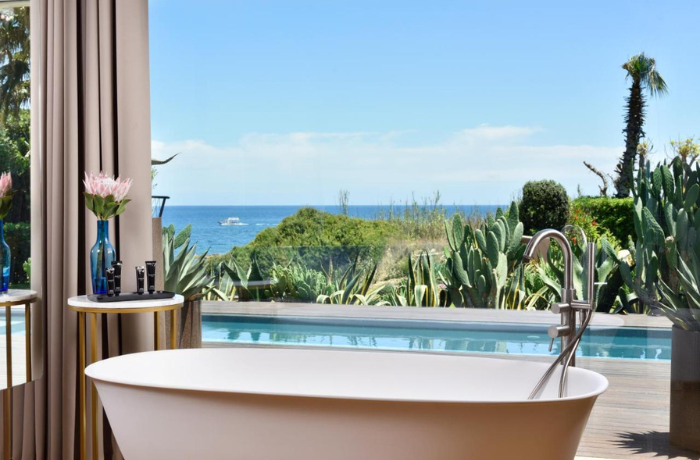 Luxuriöses Zimmer im Grand Hotel Minareto mit Badewanne, privatem Pool und Meerblick.