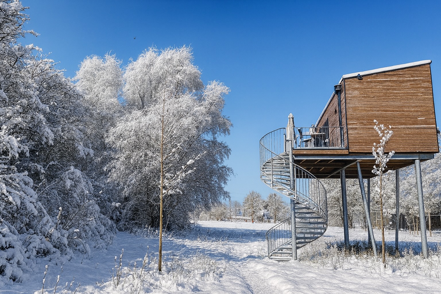 Baumhaussuite in verschneiter Winterlandschaft mit Panoramablick im Ostsee Baumhaushotel.