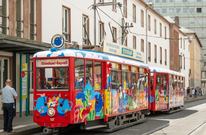 Geheimtipp Frankfurt: Die rote, historische Tram "Ebbelwei-Expreß", also der Apfelweinexpress, bei einer Fahrt durch die Stadt