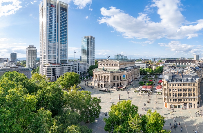 Ausblick aus erhöhter Lage auf den Frankfurter Opernplatz, im Hintergrund einige Hochhäuser