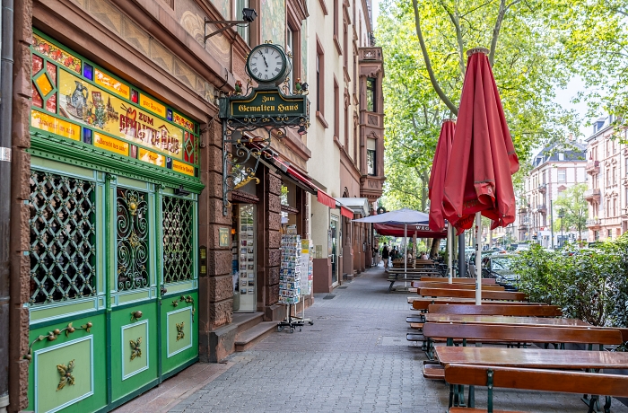 Außenbereich einer klassischen Apfelweinwirtschaft mit besonders dekorativ gestalteter Eingangstür