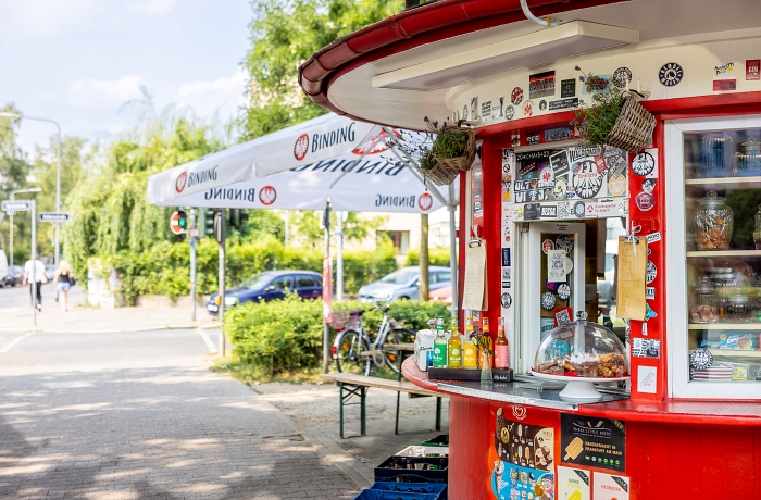 Geheimtipp Frankfurt - in der rechten Bildhälfte ist das Verkaufsfenster eines rot-weiß gestalteten Wasserhäuschens zu sehen