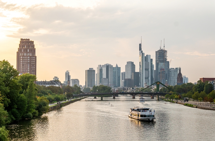 Geheimtipp Frankfurt: Der Main mittig, von Booten befahren, im Hintergrund die Skyline von Frankfurt am Main