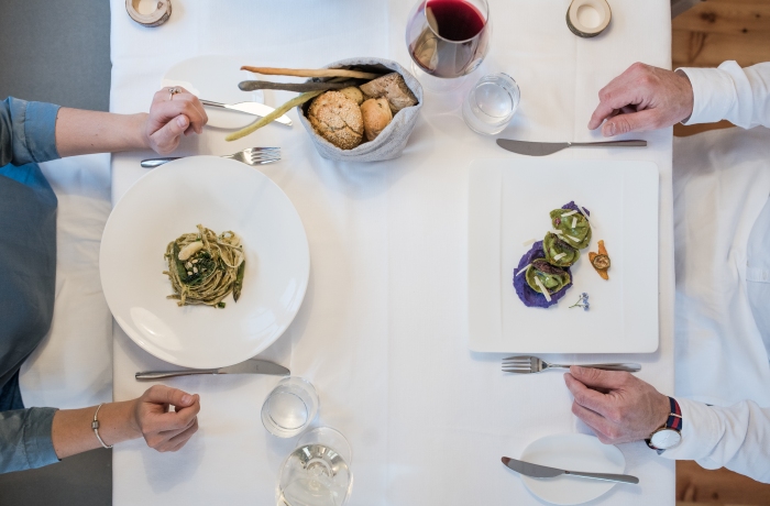 Hotel Zum Hirschen: Blick auf Tisch und Teller mit Gourmetessen aus Vogelperspektive im Restaurant CERVO