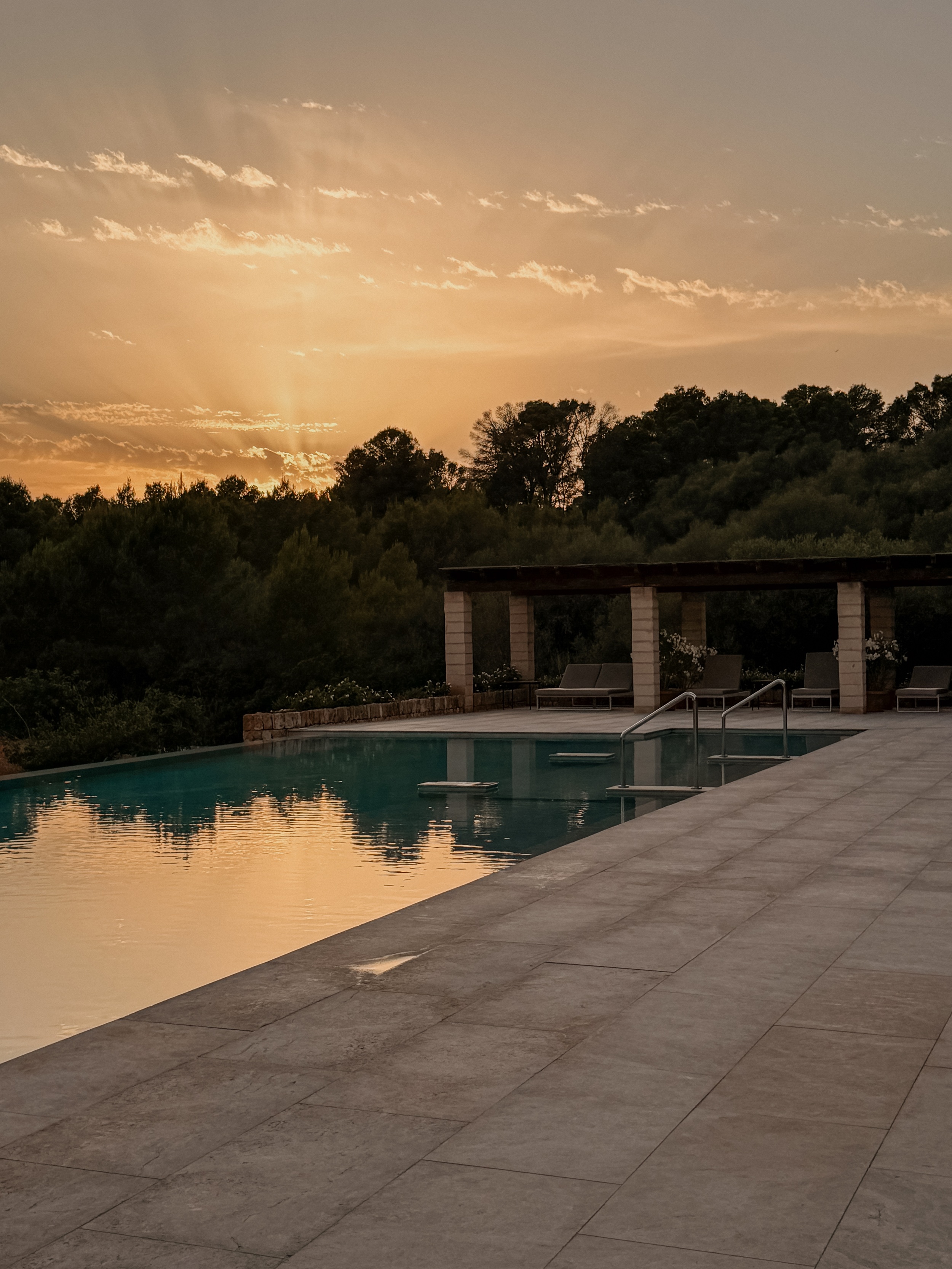 Pool bei Sonnenuntergang