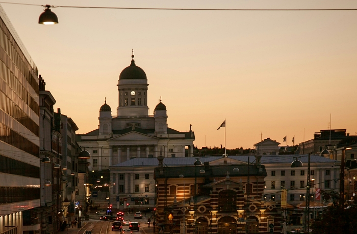 Blick auf eine abendlich goldene Stimmung in der Innenstadt der finnischen Hauptstadt Helsinki