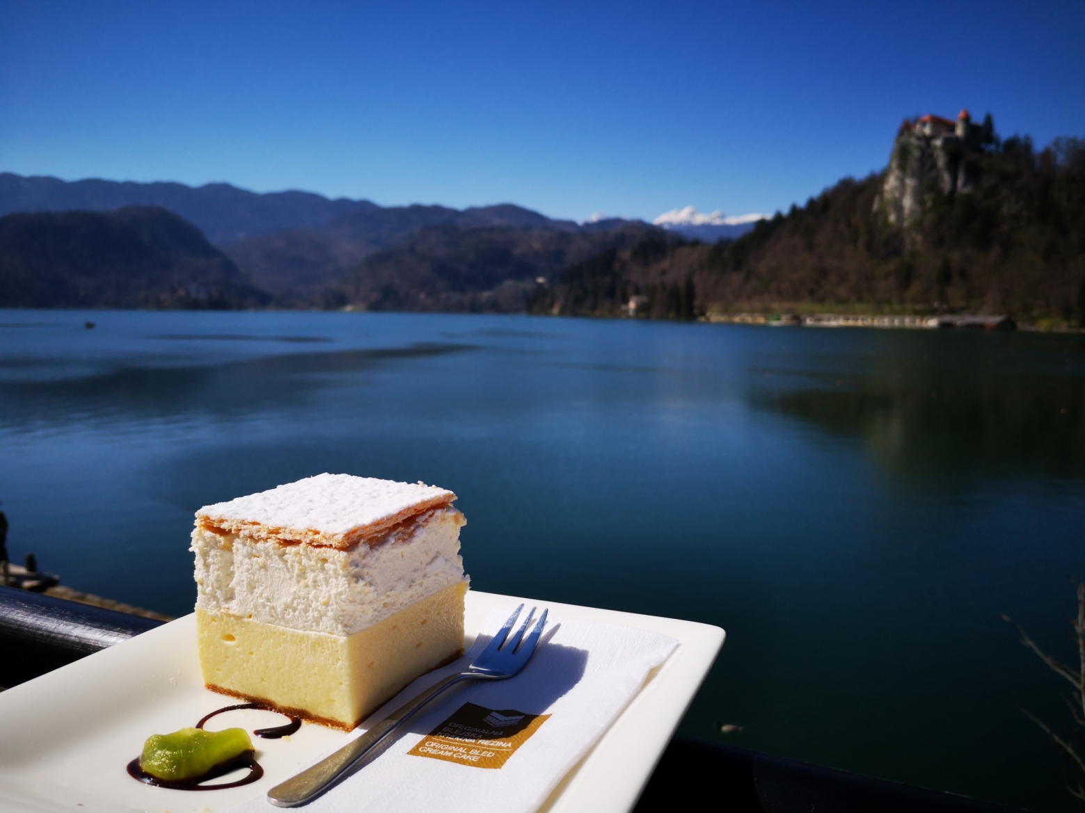 Ein köstlicher Geheimtipp: Kremšnita Sahnetorte am See Bled mit Blick auf die Bleder Burg