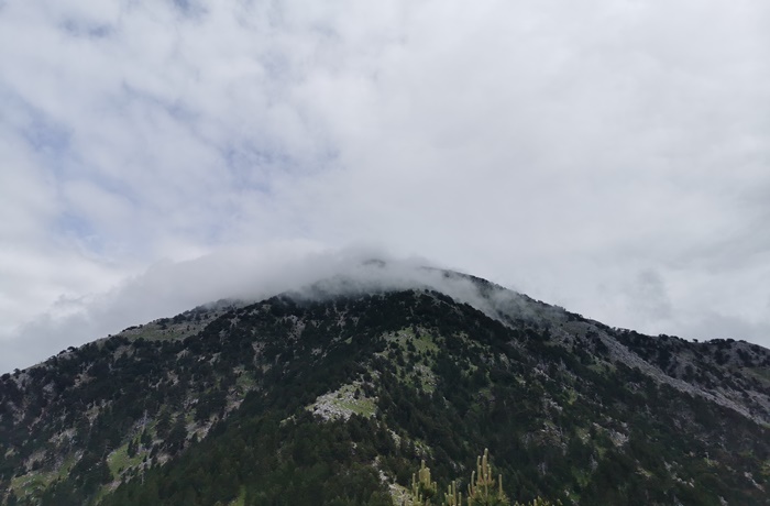 Wolkenbehangener Berg in Albanien