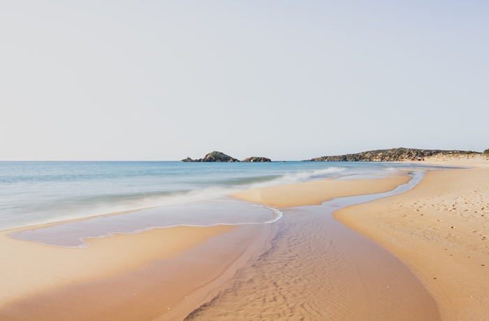 Dieser feinsandige Strand ist nicht weit vom Hotel Aquadulci entfernt