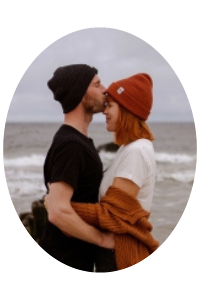 Julia und Patrick vom Reiseblog "globusliebe" stehen innig vor einem Meer