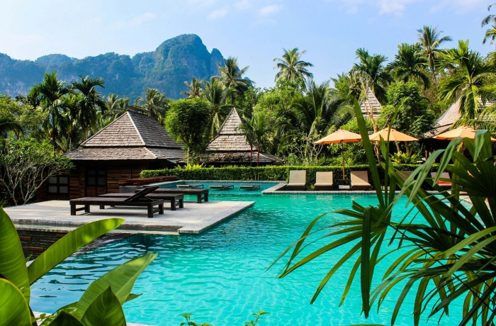 Swimmingpool eines Luxushotels im tropischen Dschungel von Thailand