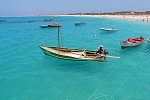 Reisetrends 2024: Fischerboote liegen in einer Strandbucht vor den Kapverden