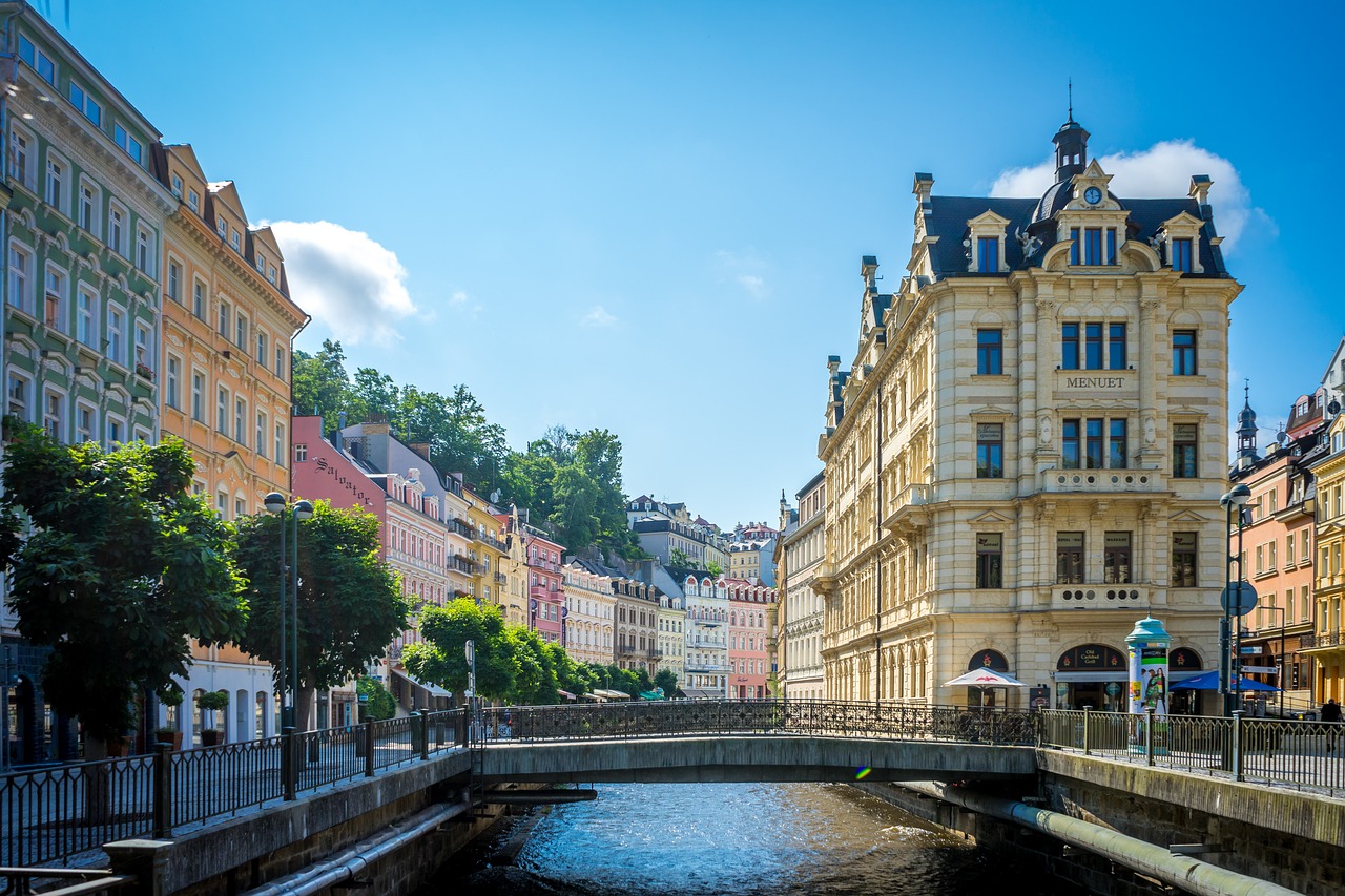 Die historischen Häuser der Stadt Karlovy Vary (Karlsbad), berühmt für ihre Wellnessoptionen