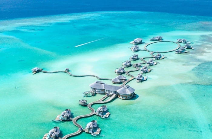Overwater Bungalows ragen weit ins Wasser hinein auf den Malediven