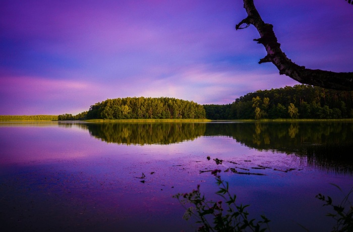 Geheimtipp: Ein See der Masurische Seenplatte bei einem lila Sonnenuntergang