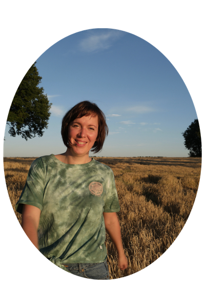 Für uns eine der besten Reisebloggerinnen in Deutschland: Meike Helbig vom Reiseblog "Meikereist" posiert auf einem Weizenfeld.