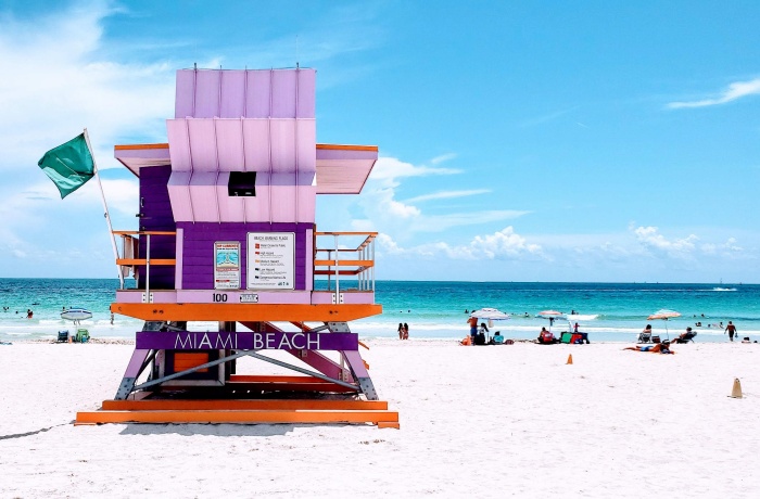 Ein farbenfroher Stand für Rettungsschwimmer am weißen Sandstrand von Miami Beach