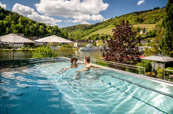 spektakuläre Pools: Pool mit Innen- und Außenbereich und Blick auf die Mosel