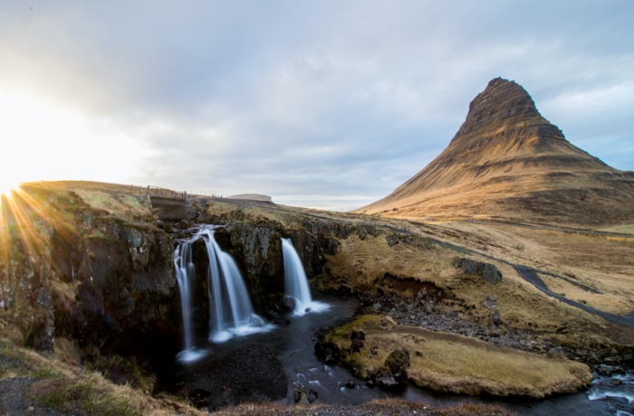 Ein besonderer Geheimtipp auf Island:  alleinstehender Berg Mount Kirkjufell und einer der vielen Wasserfälle.