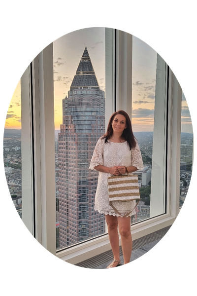 Reisebloggerin Nicole Aupperle posiert vor der Skyline von Frankfurt