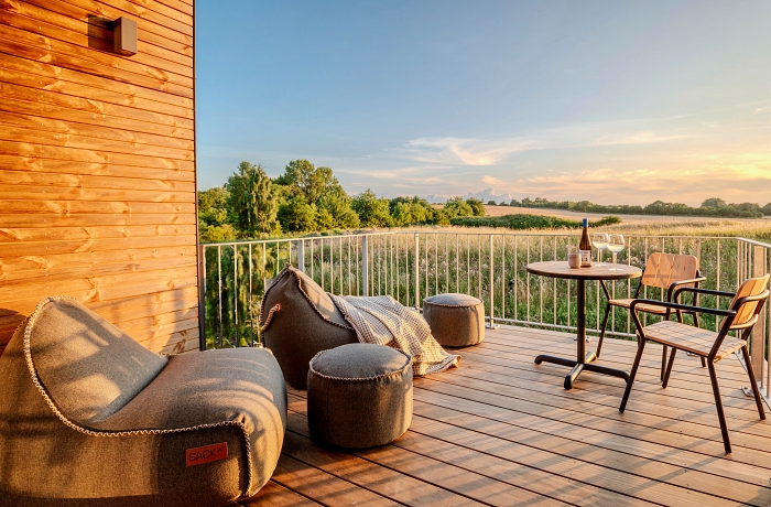 Private Terrasse mit Naturblick an einer modernen Baumhaussuite im Ostsee Baumhaushotel.