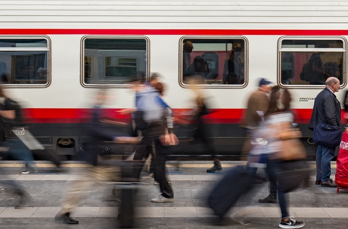 DB-Winterfahrplan 2023/2024;: Reisende gehen an einem Zug auf dem Bahnsteig vorbei