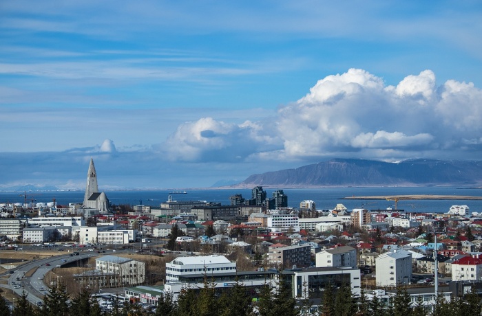 Blick von erhöhter Lage auf die Stadt Reykjavík und die Kirche Hallgrímskirkja
