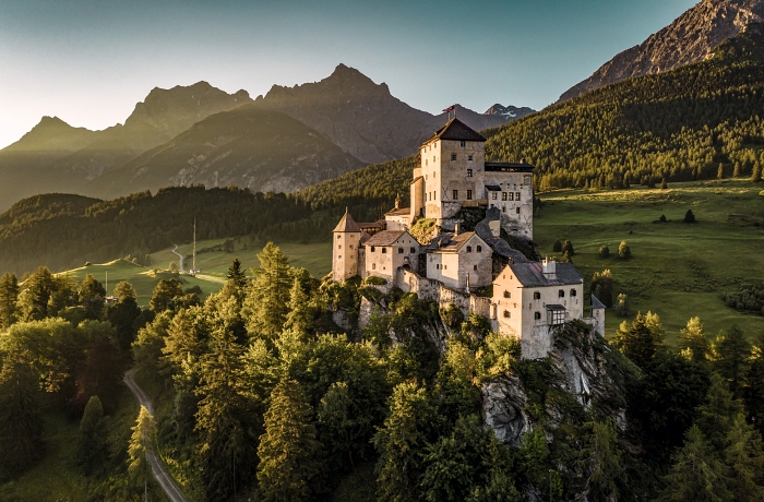 Blick auf das auf einem Felsen liegende Schloss Tarasp im Unterengadin