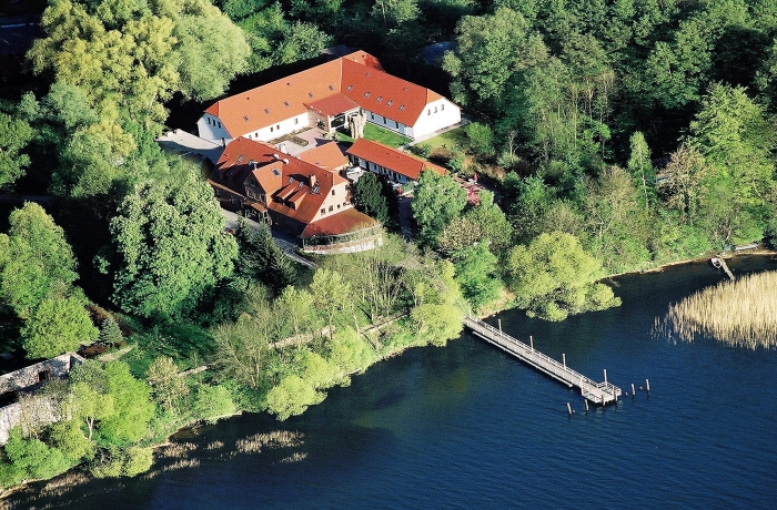 Historisches Seehotel mit privatem Badesteg und direkter Uferlage inmitten idyllischer Natur.