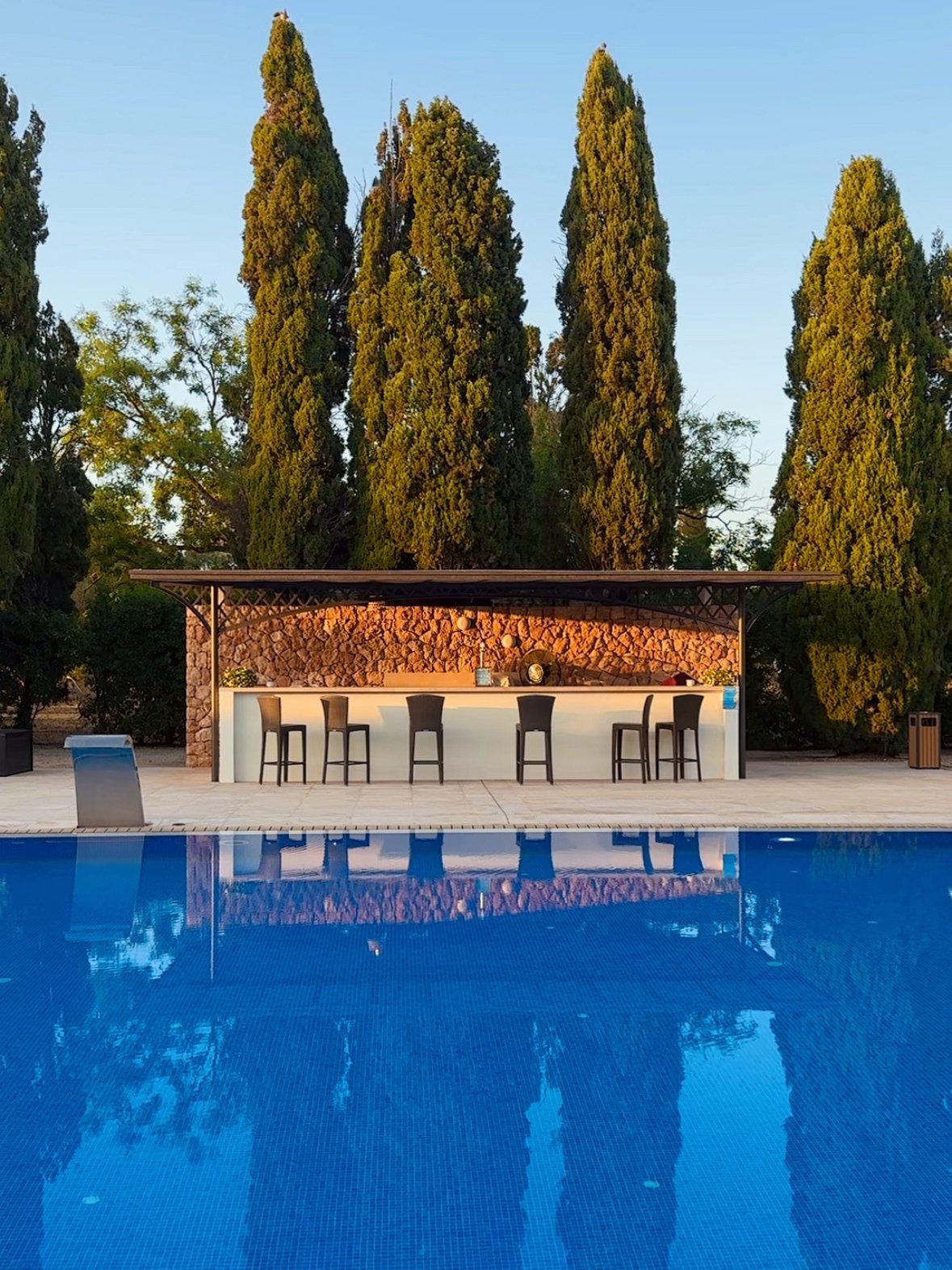 Die Bar ist hier direkt am Pool