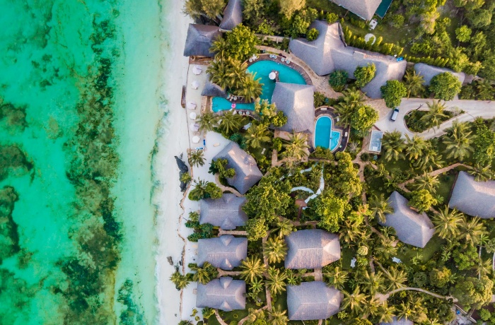 Ein Resort am Strand von Sansibar mit einer Drohne aus der Luft fotografiert - ein fantastisches Ziel für die nächste Fernreise