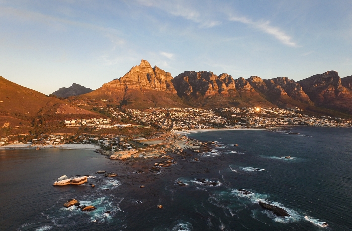 Last Minute Reiseziel für den Herbst und Winter: Wir schauen auf die wildromantische Küste von Kapstadt mit der Bergkette der 12 Apostel im Hintergrund