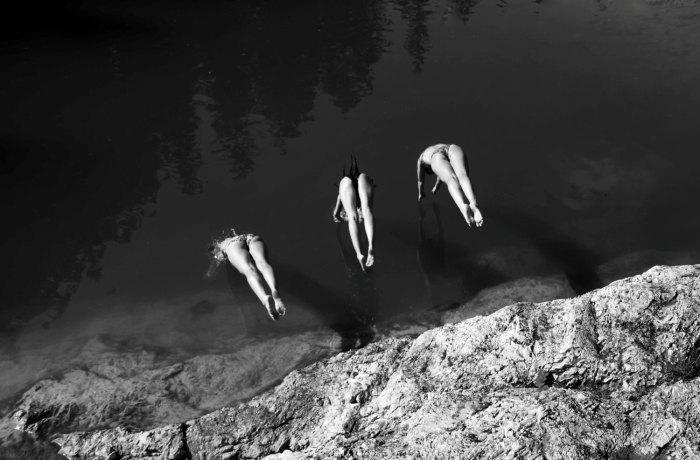 PLATZ 2 Escapio Urlaubsbild 2013: Vanessa Graf | Hintersee, Österreich: Drei Frauen springen kopfüber ins Wasser vom Felsen, schwarz-weiß