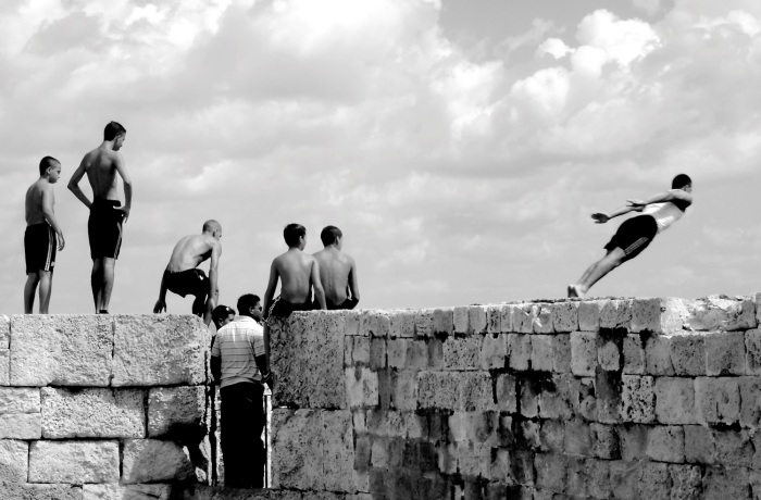 PLATZ 3 Escapio Urlaubsbild 2013: Wanda von Knobelsdorff | Hafenstadt Akko, Israel: junge Männer, Oberkörper frei, stehen auf einer Mauer und springen ins Wasser