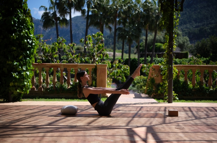 Yoga im Garten des Hotel Valldemossa auf Mallorca.