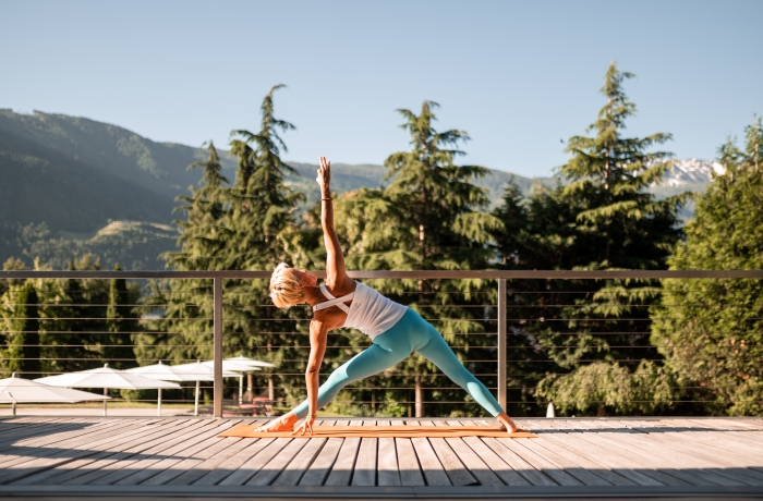 Yoga auf der Sonnenterrasse des Design Hotels Tyrol in Südtirol.
