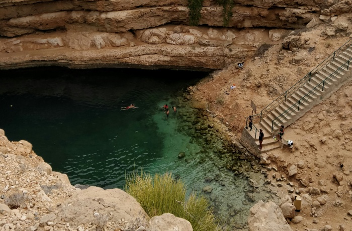 Wadi – natürlich entstandener Pool inmitten felsiger Landschaft