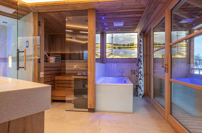 Hotelzimmer mit Sauna – unsere Übersicht mit 15 Hotels enthält auch dieses luxuriöse Privatrefugium aus Holz, Glas & Designträumen