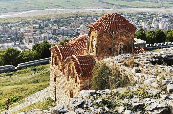 Eine Kirche über Berat, Albanien.