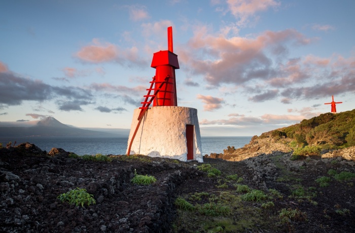 Eine der roten Windmühlen der Insel Graciosa