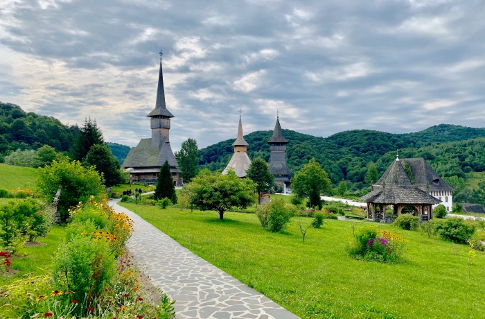 Mehrere traditionelle Holzkirchen und Gebäude des Landes. Die Gebäude stehen in Barsana, Rumänien.