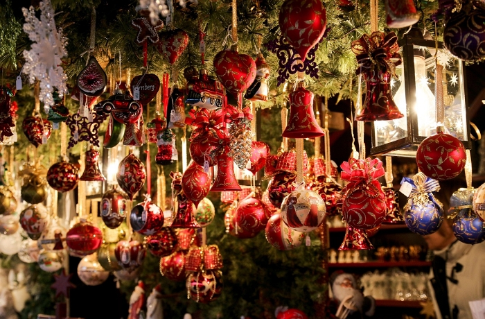 In Nahaufname: Rot glitzernde Ornamente für den Weihnachtsbaum, verkauft auf dem Adventsmarkt in Nürnberg