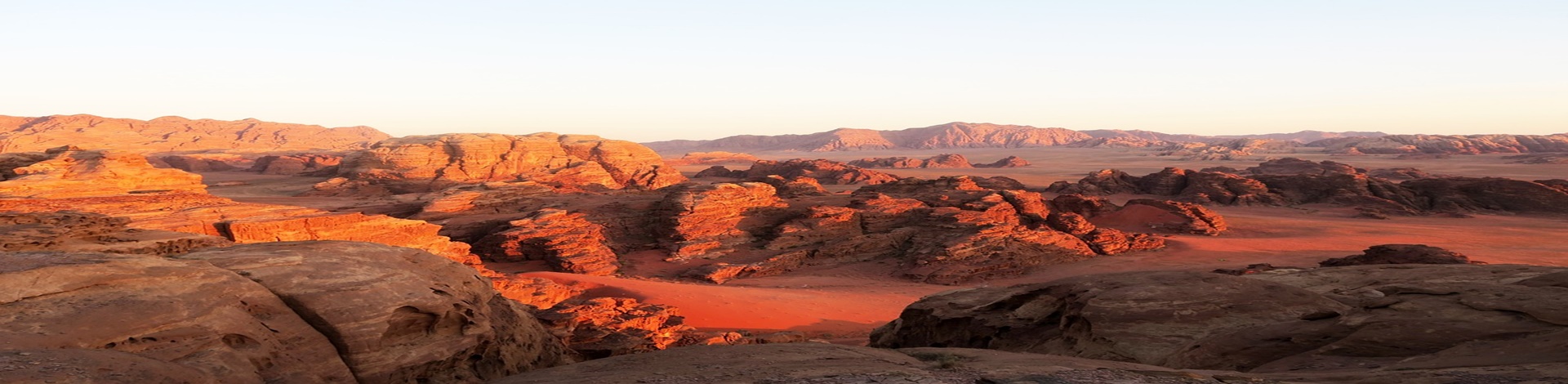 Rote Wüste mit Felsen