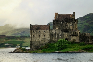 Reisentrends 2024: Man blickt auf ein Schloss in Schottland