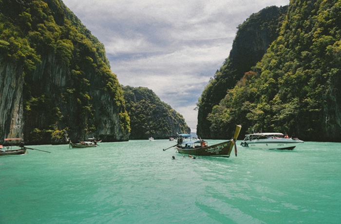 Longtail Boot im Wasser zwischen Insel